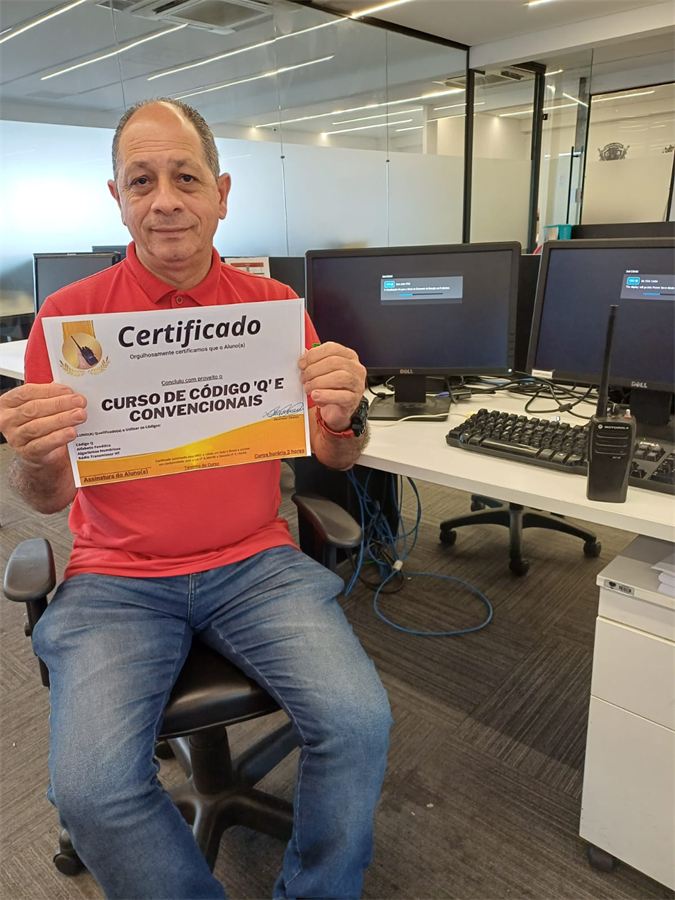 Aluno com o certificado do curso