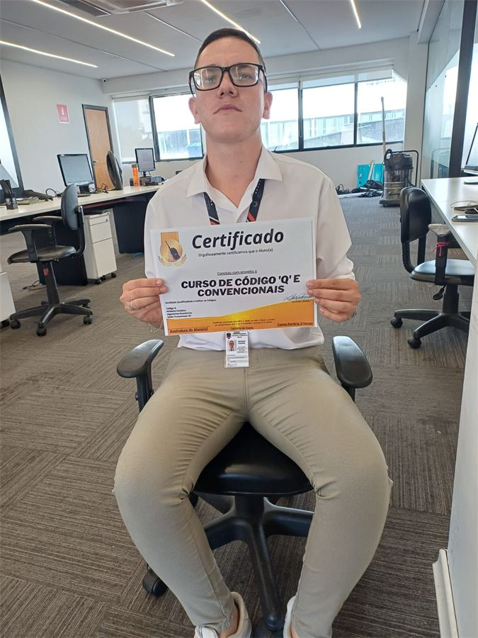 Aluno com o certificado do curso
