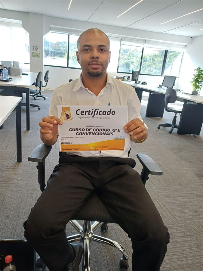 Aluno com o certificado do curso