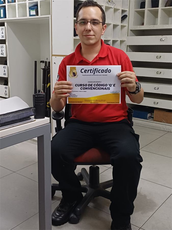 Aluno com o certificado do curso