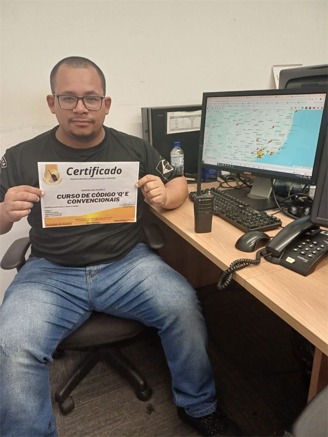Aluno com o certificado do curso