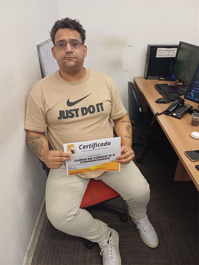 Aluno com o certificado do curso