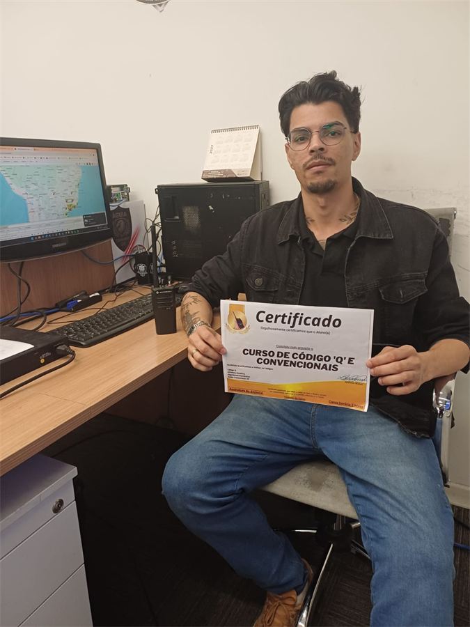 Aluno com o certificado do curso