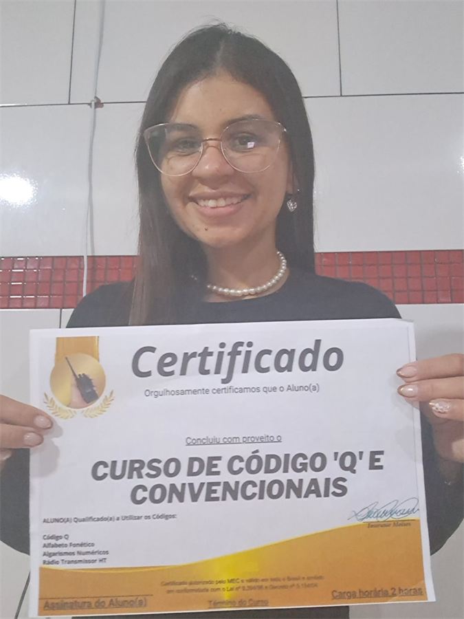 Aluno com o certificado do curso