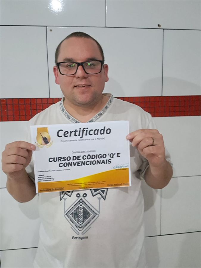 Aluno com o certificado do curso