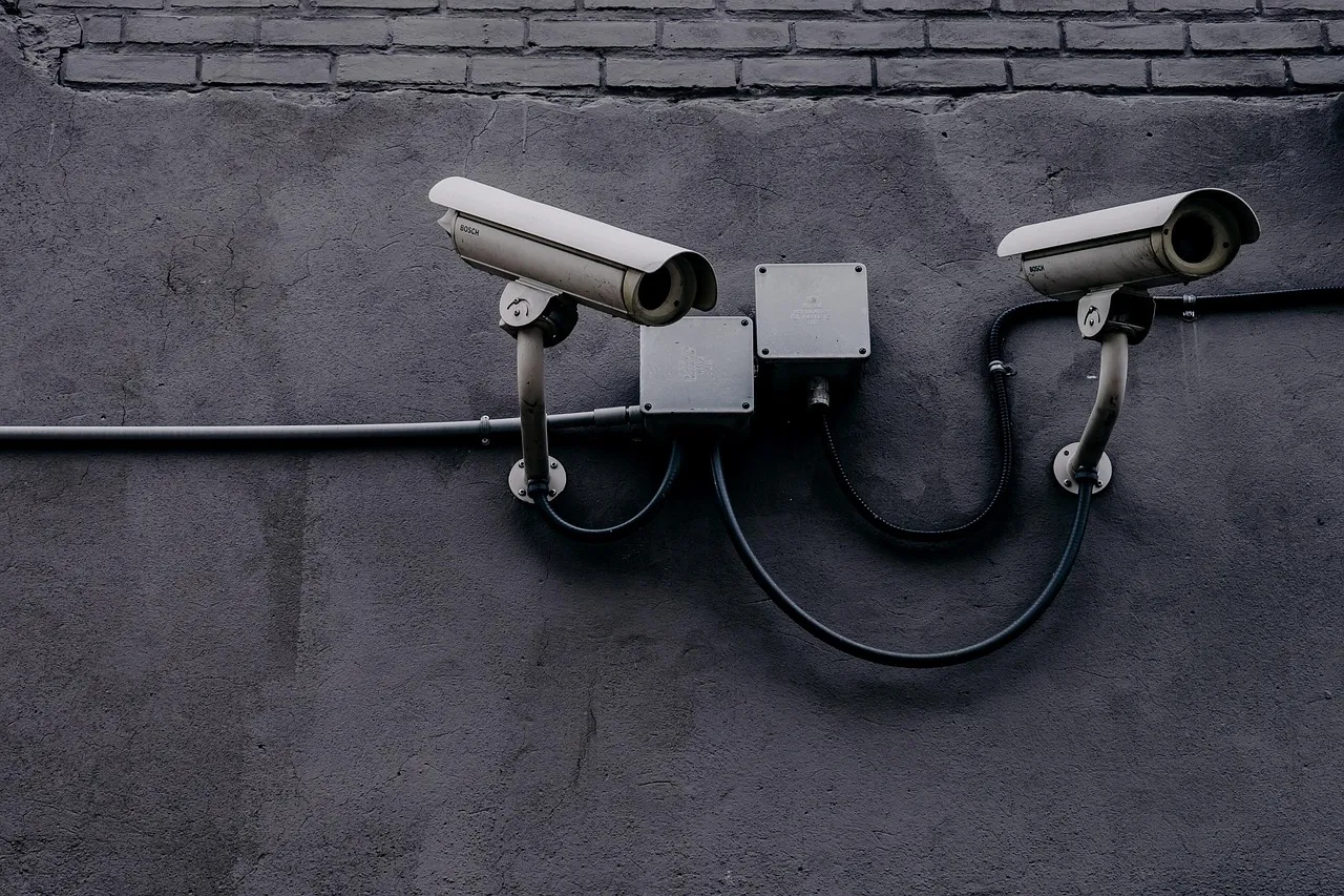 Câmera de segurança instalada em uma parede, representando monitoramento e vigilância.