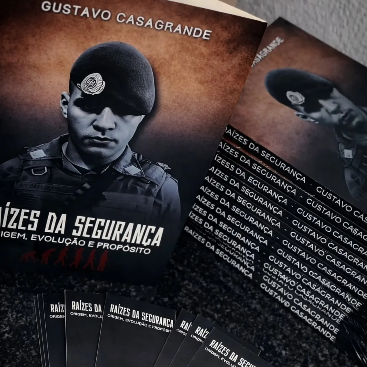 Exemplares do livro Raízes da Segurança: Origem, Evolução e Propósito, de Gustavo Casagrande.