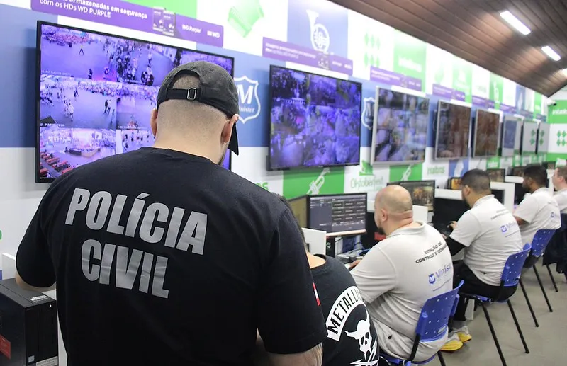 Estrutura de monitoramento da Oktoberfest Blumenau, associada à operação que utilizou reconhecimento facial.