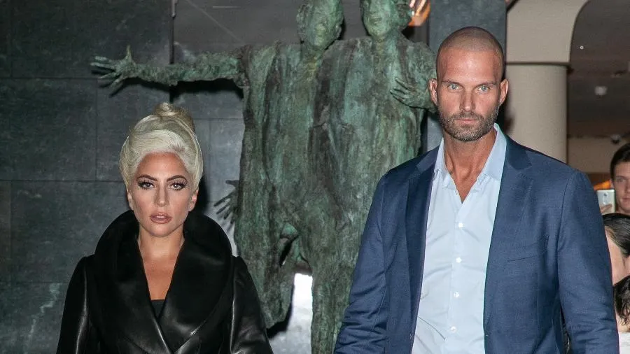 Lady Gaga caminha acompanhada pelo segurança particular Peter van der Veen.