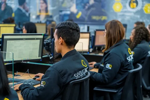 Central de monitoramento da SegurPro, ilustrando a integração entre vigilância presencial, tecnologia eletrônica e segurança digital.