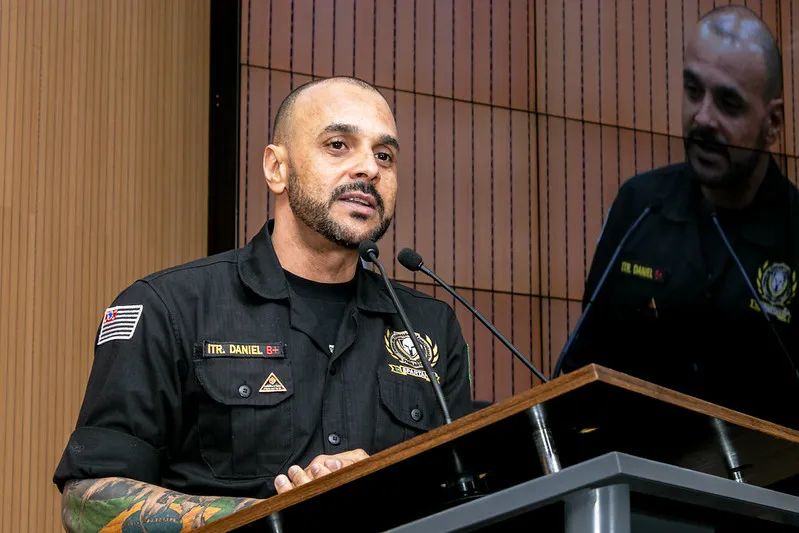 Daniel Fernando, fundador e diretor do Spartan, recebendo o Diploma Reginaldo Mendes durante a 79ª Reunião Solene da Câmara Municipal de Campinas.