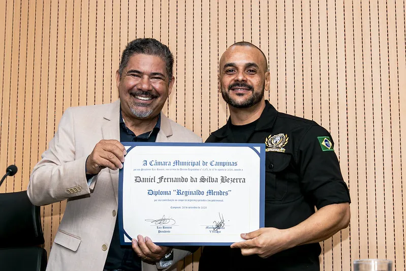 Daniel Fernando, fundador e diretor do Spartan, recebendo o Diploma Reginaldo Mendes durante a 79ª Reunião Solene da Câmara Municipal de Campinas.