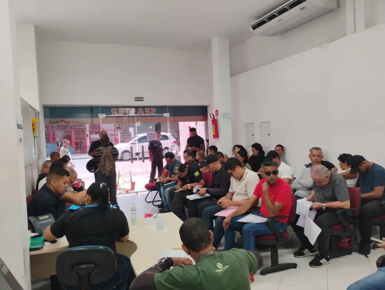 Candidatos participam de seleção para vagas de vigilante patrimonial em Belém, no Pará.