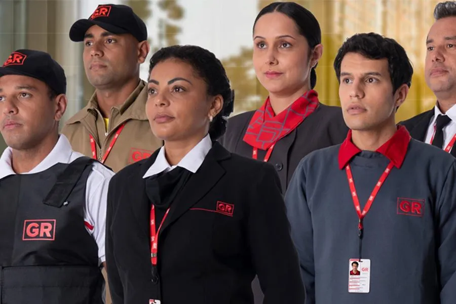 Profissionais uniformizados do Grupo GR em foto institucional usada para ilustrar oportunidades de emprego em segurança e controle de acesso.