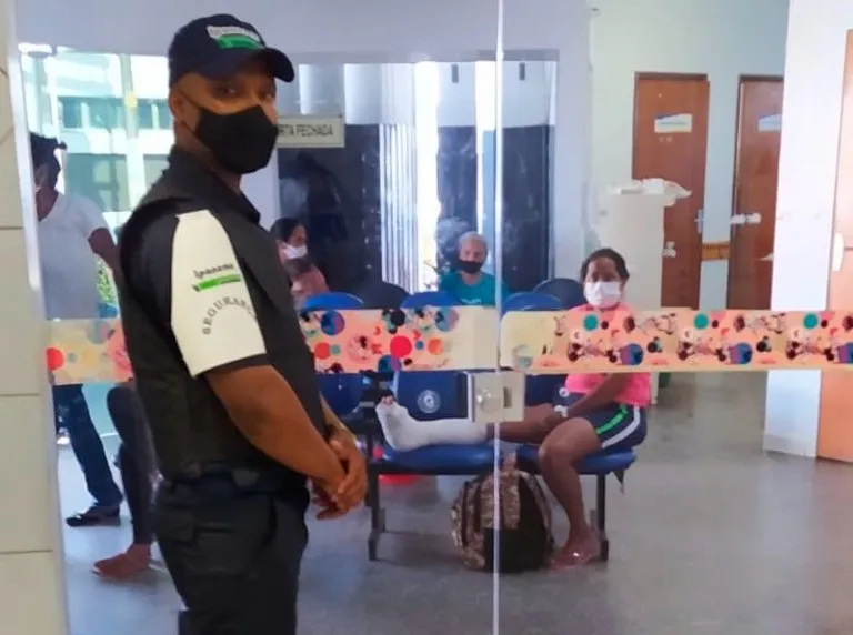 Vigilante uniformizado no saguão do Hospital Regional de Gurupi, em imagem de divulgação sobre o serviço de segurança da unidade.